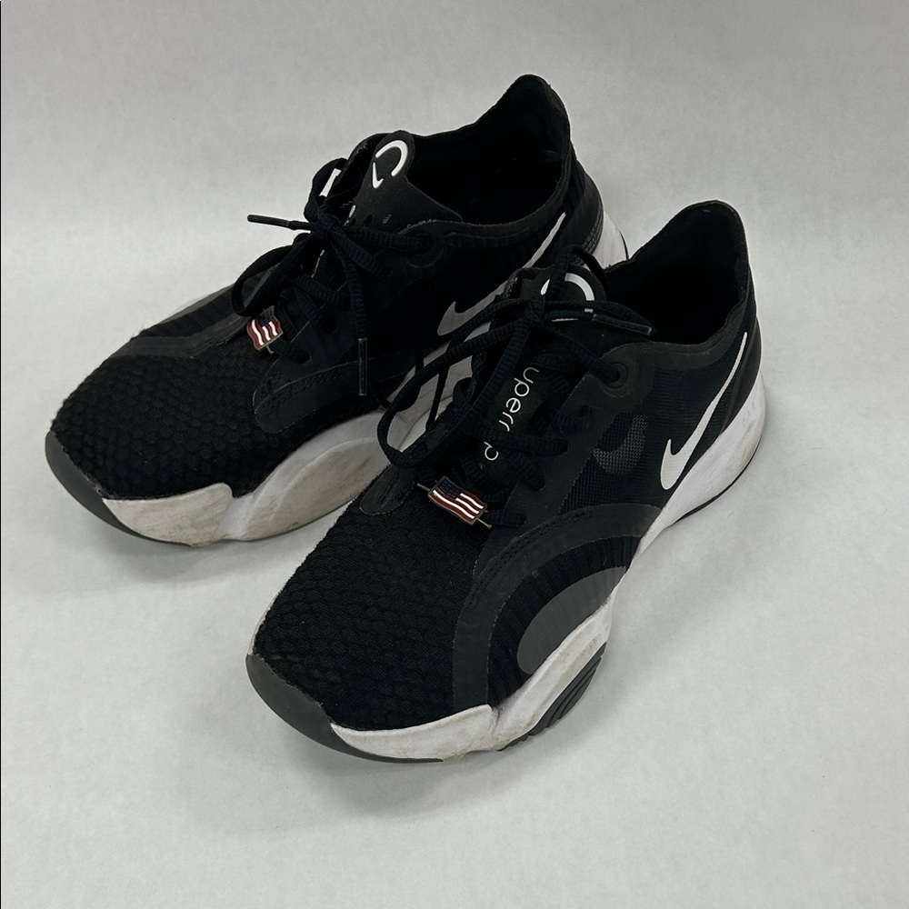 Black and White Nike Size 6.5 Superrep